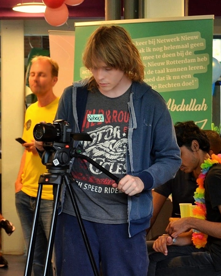Robert Raven, oprichter van Raven Film Productions, aan het werk met de camera
