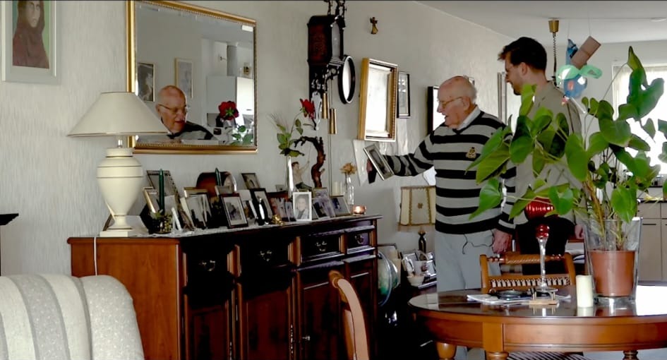 Achter de schermen tijdens het doornemen van familiefoto's voor de film